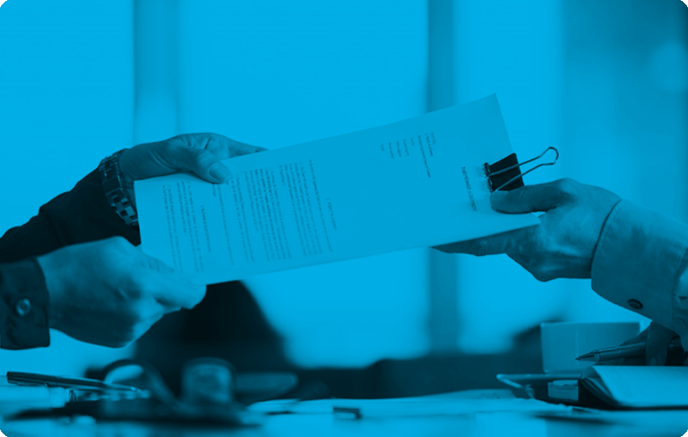 Überreichen eines ausgedruckten Vertrags zwischen beiden Vertragspartnern, FAQ-Kategorie: Vertrag