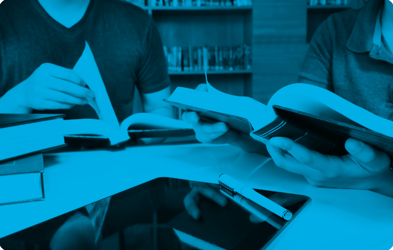 Zwei Personen lesen in einem Buch, FAQ-Kategorie: Veröffentlichung (Buch)